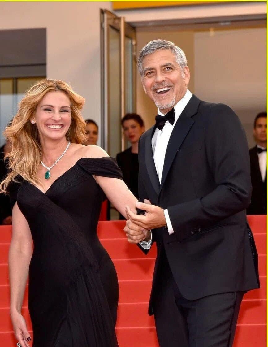 Julia Roberts made a splash at an event in honor of George Clooney in a ...